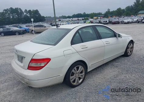 2011 Mercedes-Benz C 300 Luxury/Sport z USA, uszkodzony, nr VIN WDDGF5EB2BF638292